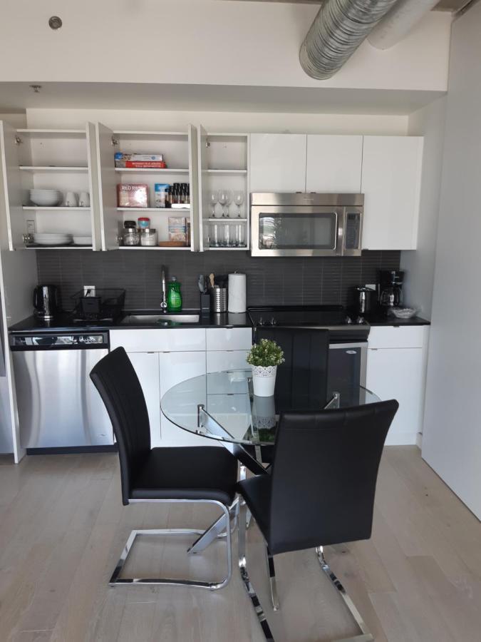 Luxury Skyline Condo In Downtown Free 24/7 Parking 위니펙 외부 사진
