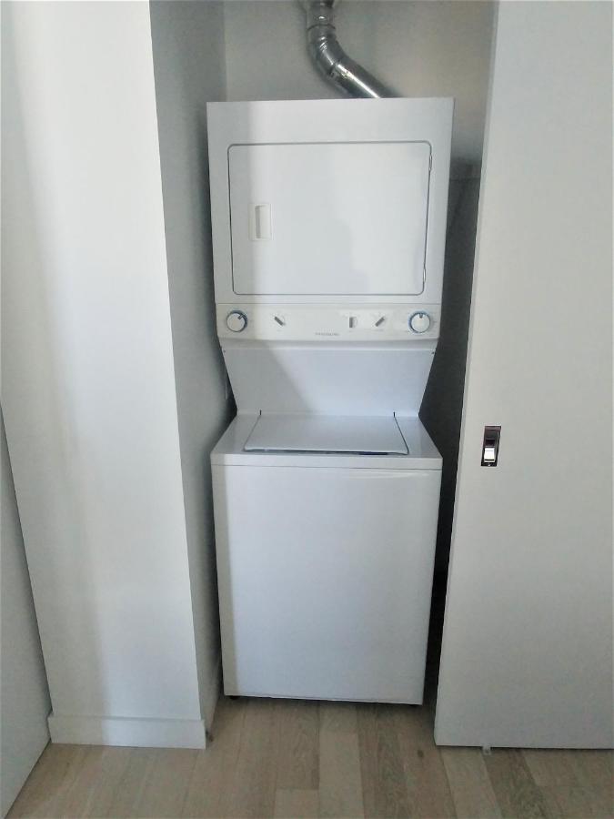 Luxury Skyline Condo In Downtown Free 24/7 Parking 위니펙 외부 사진